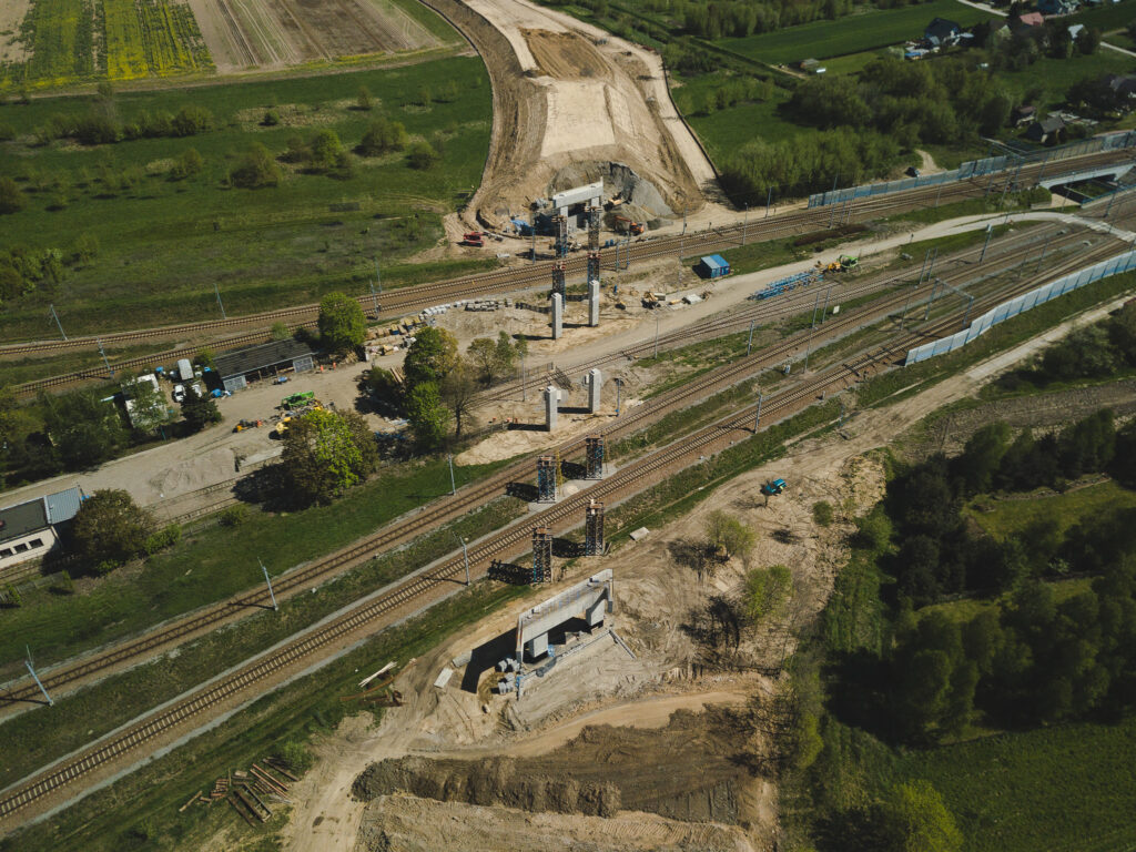 filmowanie dronem nalot nad terenem budowy