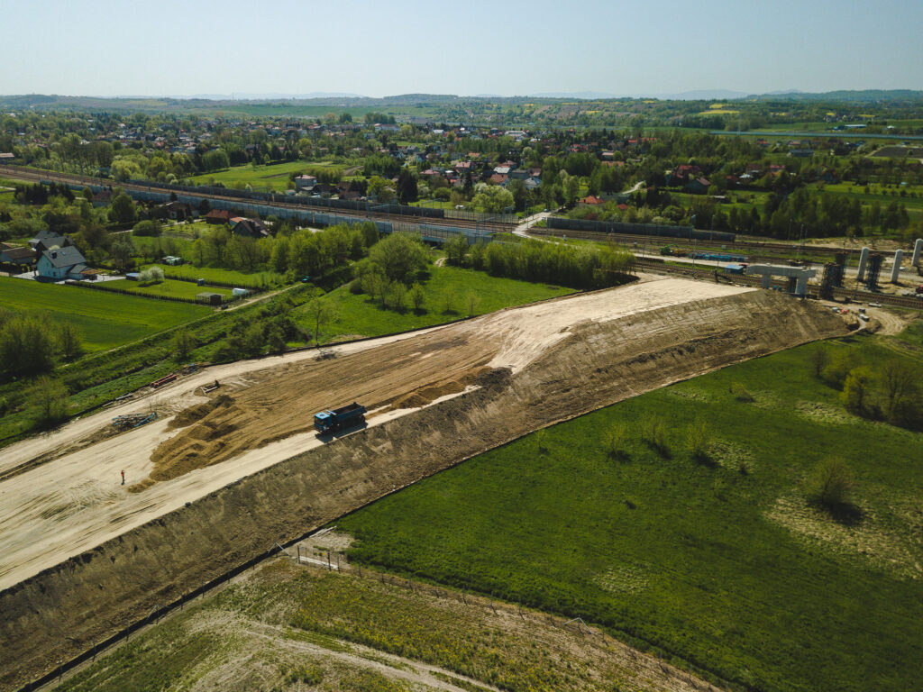 filmowanie dronem nalot nad terenem budowy