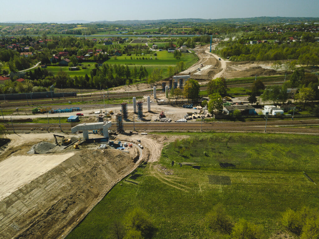 filmowanie dronem nalot nad terenem budowy